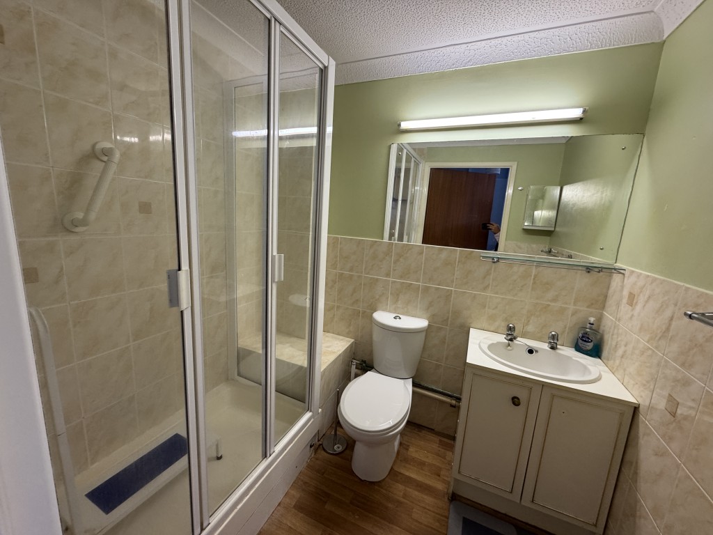 Lot: 12 - RETIREMENT APARTMENT WITH SEA VIEWS - Shower room